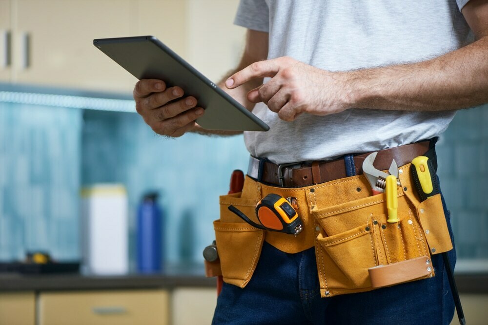 Cropped,Shot,Of,Young,Repairman,Wearing,A,Tool,Belt,With